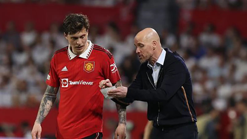Ten Hag xem Lindelof là cầu thủ xuất sắc nhất trận MU thắng Aston Villa. ẢNH: GETTY Ten Hag xem Lindelof là cầu thủ xuất sắc nhất trận MU thắng Aston Villa. ẢNH: GETTY