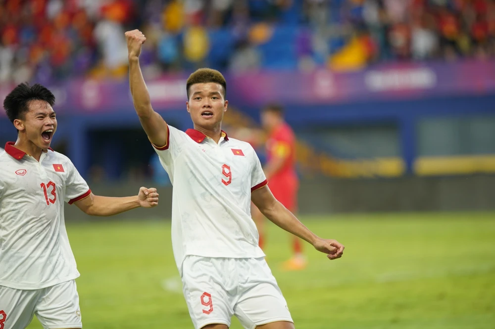 Hạ gục Singapore, U-22 Việt Nam dẫn đầu bảng B SEA Games 32 ảnh 22