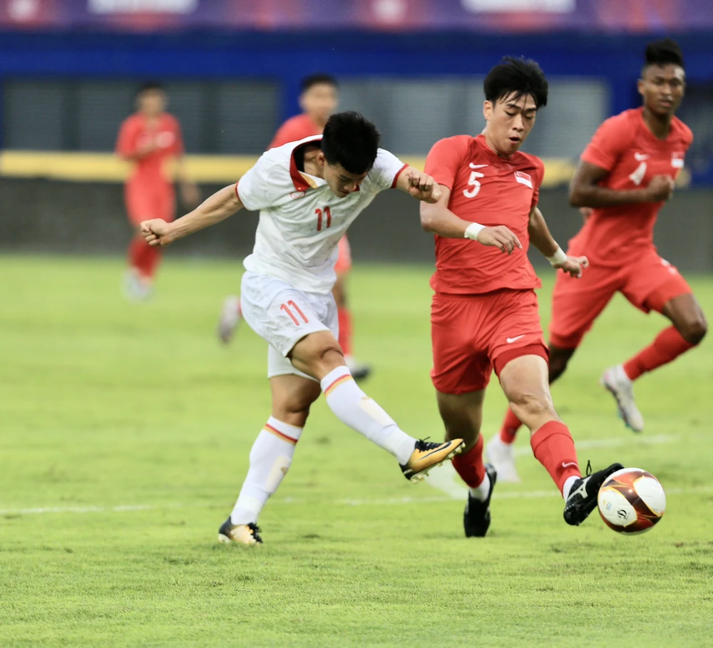 U-22 Việt Nam chơi ép sân trước Singapore. ẢNH; ANH PHƯƠNG