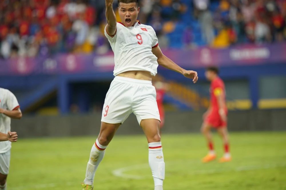 Văn Tùng dứt điểm và ăn mừng bàn thắng. ẢNH: ANH PHƯƠNG