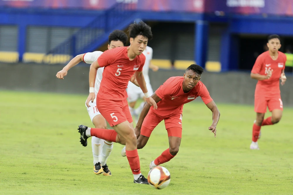 Các cầu thủ Singapore có những pha tấn công rất sắc nét. ẢNH: ANH PHƯƠNG
