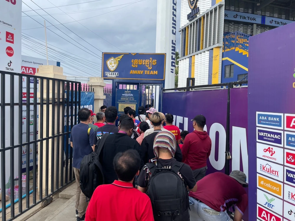 Các CĐV nhận vé vào sân. ẢNH: CÔNG TUẤN