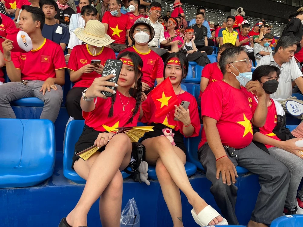 Theo ghi nhận của phóng viên trên sân, không có nhiều CĐV Việt Nam đến sân so với trận thắng Lào. Khán đài B sân Prince chia đôi dành khoảng 2.000 chỗ ngồi cho fan Việt Nam, nhưng cũng không kín chỗ. Chỉ có vài trăm CĐV Việt Nam đến sân Prince cổ vũ cho thầy trò HLV Troussier. ẢNH: CÔNG TUẤN