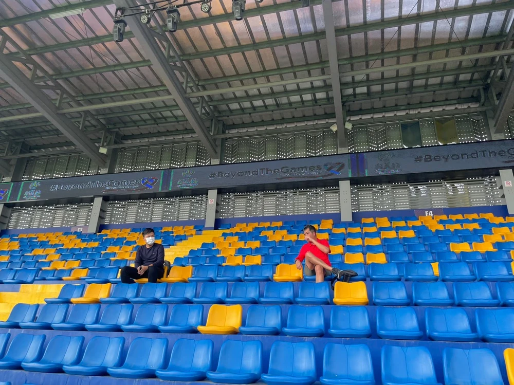 Khu vực dành cho các fan Singapore còn... thảm hơn khi có rất ít người vào sân. ẢNH: CÔNG TUẤN