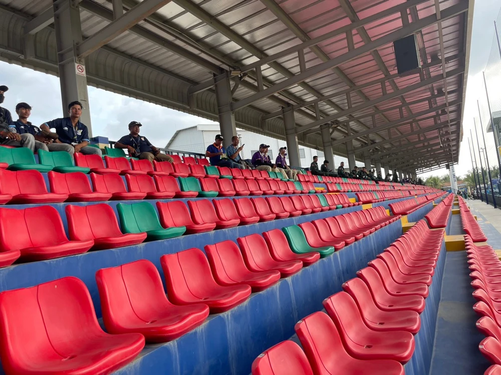Khu vực khán đài C chỉ có lực lượng chức năng làm nhiệm vụ bảo vệ an ninh sân. ẢNH: CÔNG TUẤN