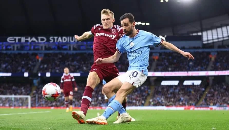 Man City dễ dàng đòi lại ngôi đầu bảng từ tay Arsenal sau khi thắng West Ham. Ảnh: Getty