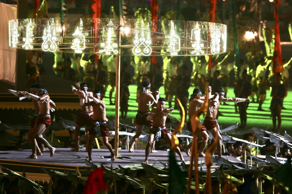 Phần trình diễn “Vinh quang Angkor”. Biểu tượng của Campuchia là ngôi đền huyền thoại Angkor Wat. Nhiều tiết mục tập trung vào nền văn hóa thời Angkor kết hợp biểu diễn múa rối nước và các nghệ sĩ cầm hoa sen trong trang phục Phật giáo, biểu diễn môn thể thao võ truyền thống của người Campuchia – Bokator.