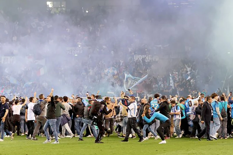 Các CĐV Napoli tràn vào sân ăn mừng. ẢNH: REX