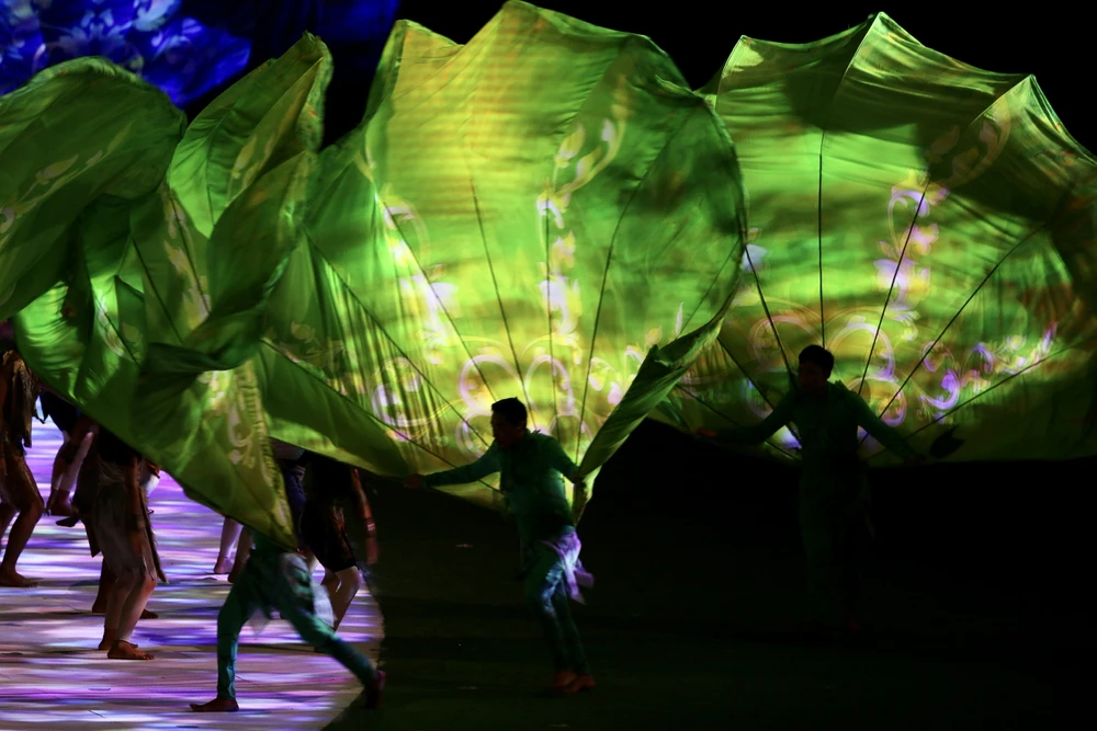 Lễ khai mạc SEA Games 32 khởi đầu với màn kỹ xảo ánh sáng và rước cờ chủ nhà. Phần trình diễn lung linh của các nghệ sĩ chủ nhà Campuchia.