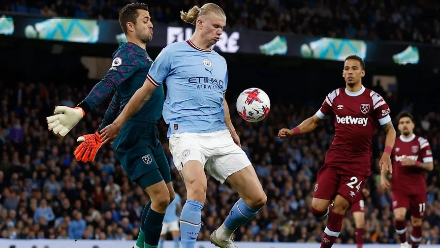 Erling Haaland đang là cơn ác mộng của các thủ thành ở Premier League. Ảnh: Getty