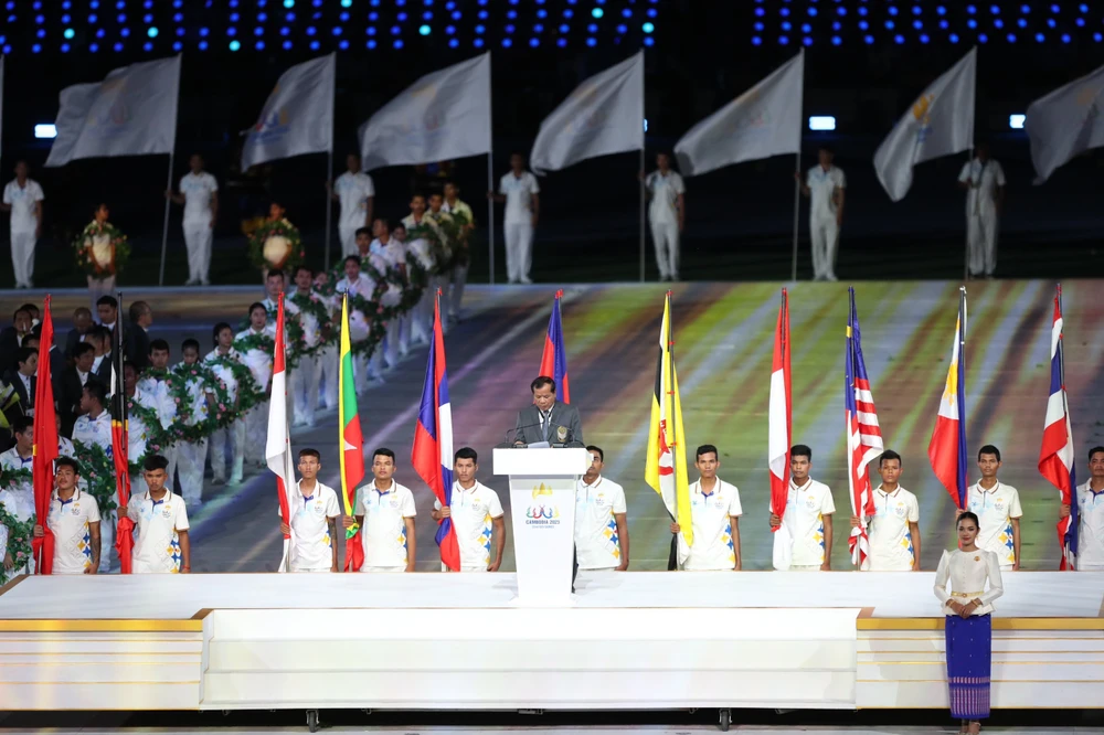 Thủ tướng Campuchia Hun Sen phát biểu và tuyên bố Khai mạc SEA Games 32 với thông điệp “Thể thao sống trong hòa bình”.