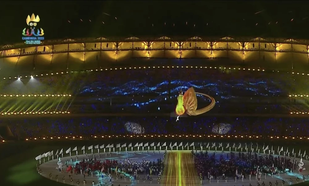 Đài đuốc được thắp sáng chính thức khai mạc SEA Games 32.