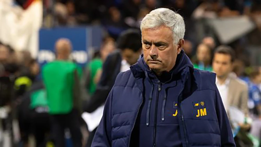 Mourinho nhận số lượng thẻ kỷ lục cho một HLV, 7 thẻ vàng. ẢNH: GETTY