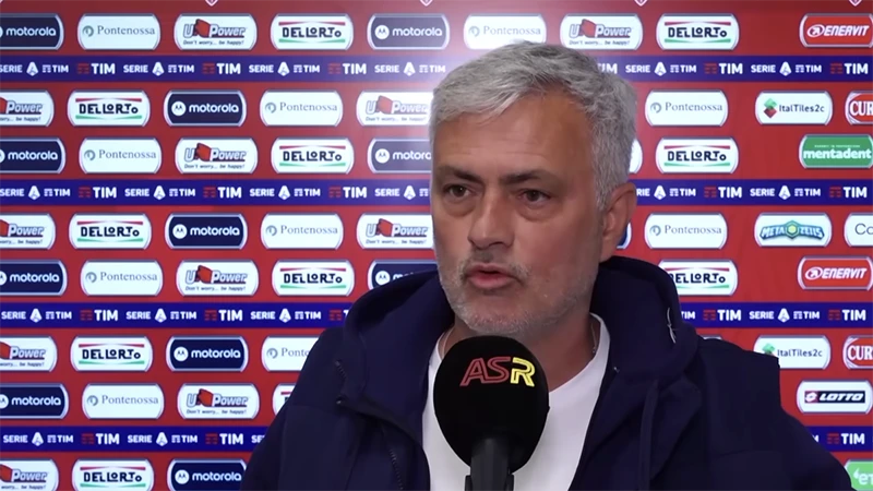 Mourinho không ngại lên truyền thông chỉ trích trọng tài. ẢNH: MIRROR