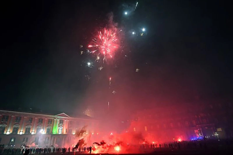 Pháo hoa thắp sáng trời đêm tại Napoli. ẢNH: GETTY