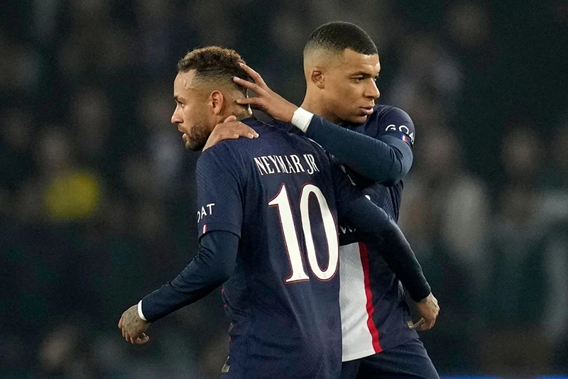Mbappe và Neymar bằng mặt mà không bằng lòng. ẢNH: AP