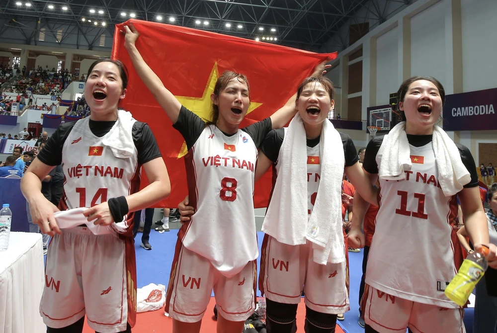 Các cô gái Việt Nam ăn mừng chiếc HCV lịch sử.