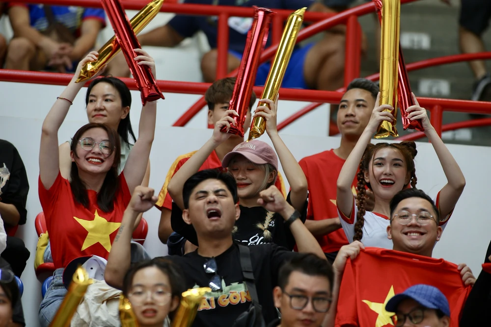 Các CĐV Việt Nam cổ vũ hết mình cho đội nhà.