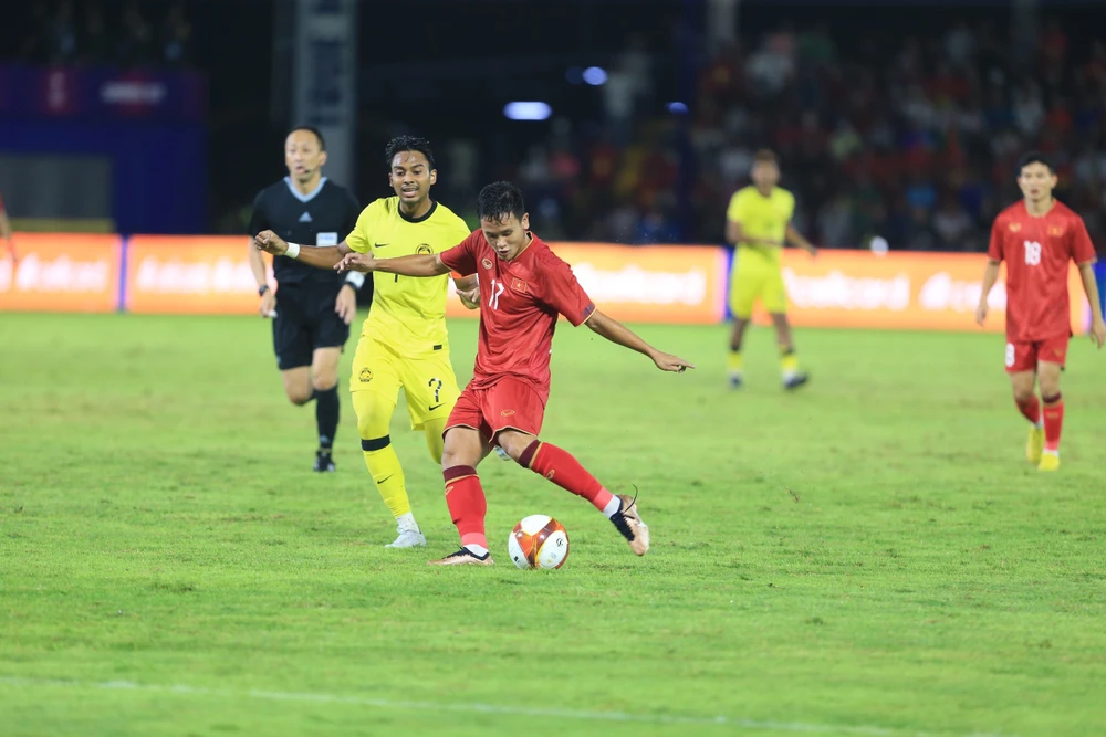 Từ cú sút chạm tay cầu thủ Malaysia trong vòng cấm của Minh Trọng.