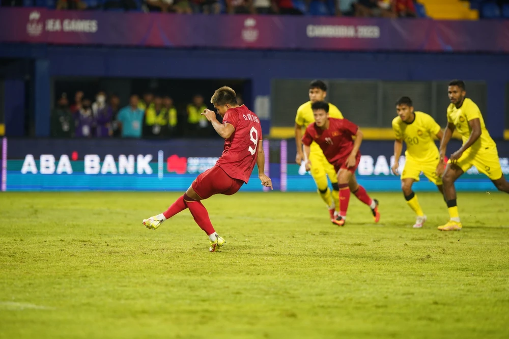 Việt Nam và Thái Lan vào bán kết SEA Games 32 ảnh 9