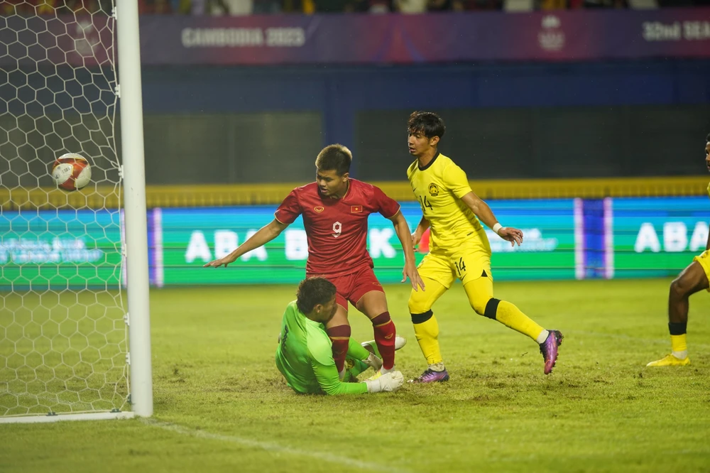 Phải đến lần dứt điểm thứ hai, Văn Tùng mới ghi được bàn thắng.