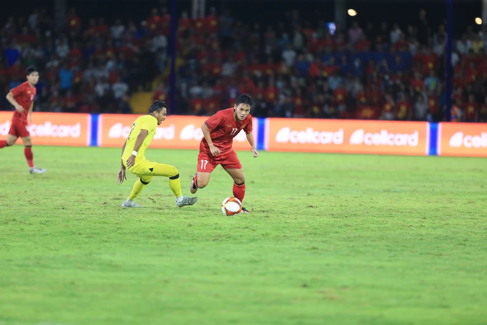 U-22 Việt Nam vẫn đang cố gắng duy trì cách biệt 1 bàn trước Malaysia.