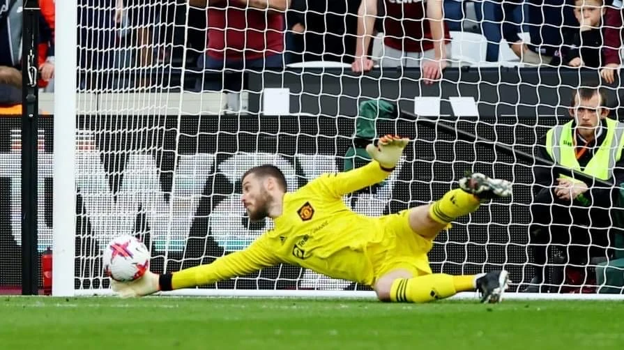Sai lầm của De Gea giúp West Ham có 3 điểm quý giá. Ảnh: Reuters