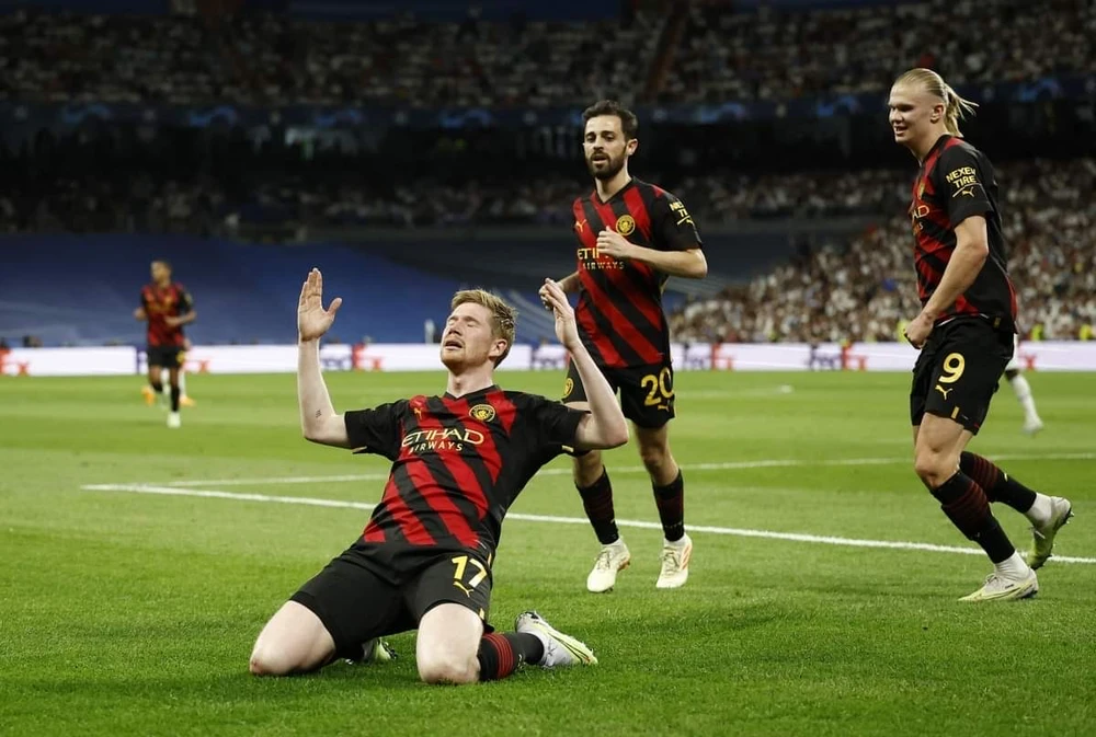 Siêu phẩm của De Bruyne giúp Man City có nhiều lợi thế cho trận lượt về. Ảnh: Reuters