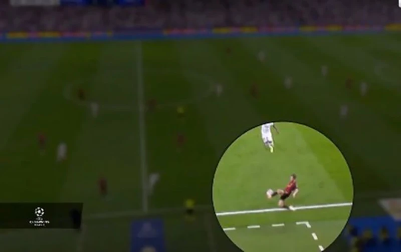 Silva cố gắng cứu bóng, sau đó Man City ghi bàn gỡ hòa. ẢNH: MIRROR.