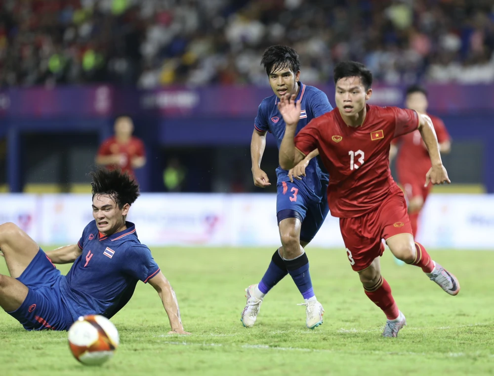 U-22 Việt Nam đang nỗ lực tìm thêm bàn thắng.