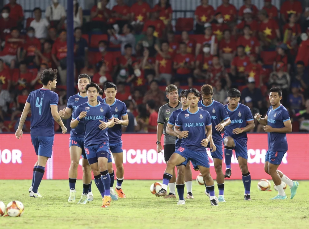 Hai đội đã ra sân khởi động.