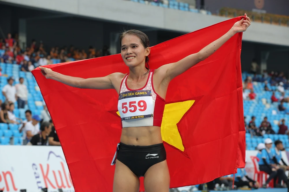 Việt Nam xuất sắc giành 1 HCV và 1 HCB ở cự ly 10.000m nữ môn điền kinh. ẢNH: ANH PHƯƠNG