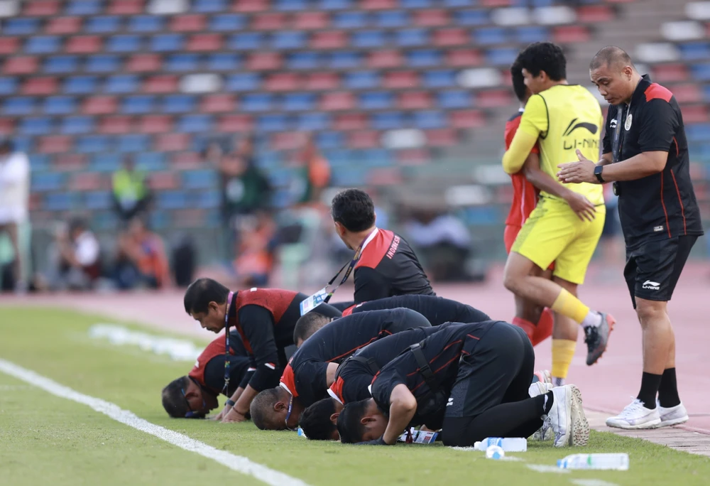 Cầu thủ và BHL U-22 Indonesia ăn mừng bàn thắng sớm.