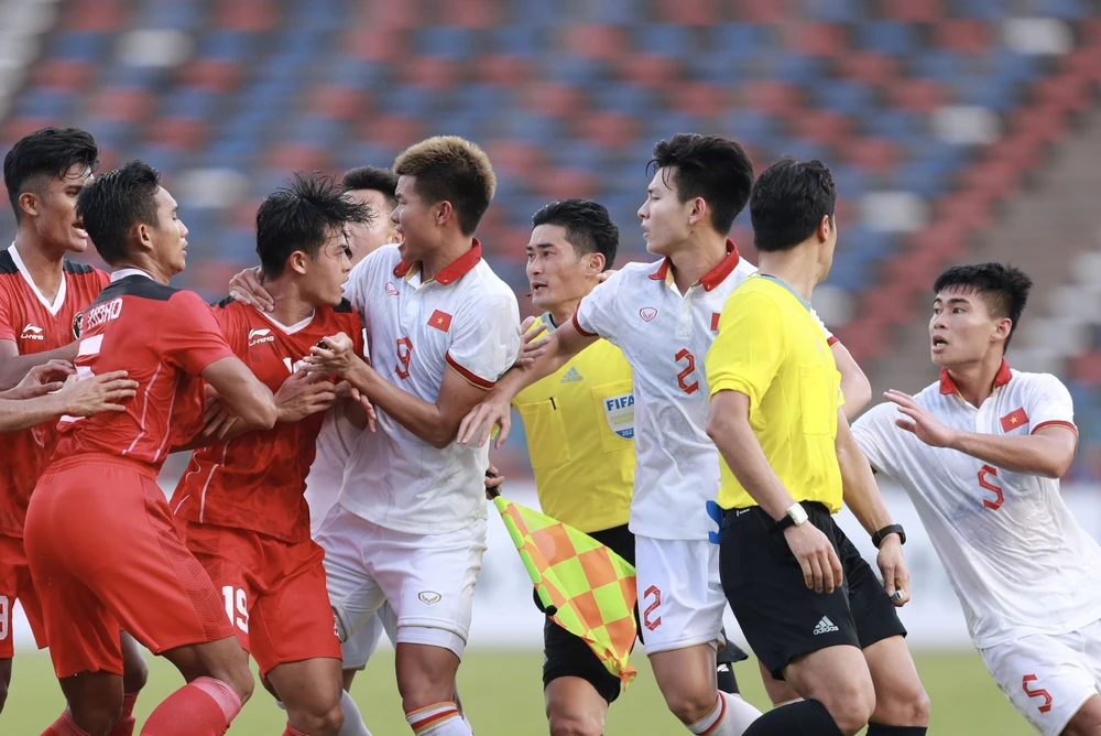 Cầu thủ hai đội lao vào nhau ẩu đả.