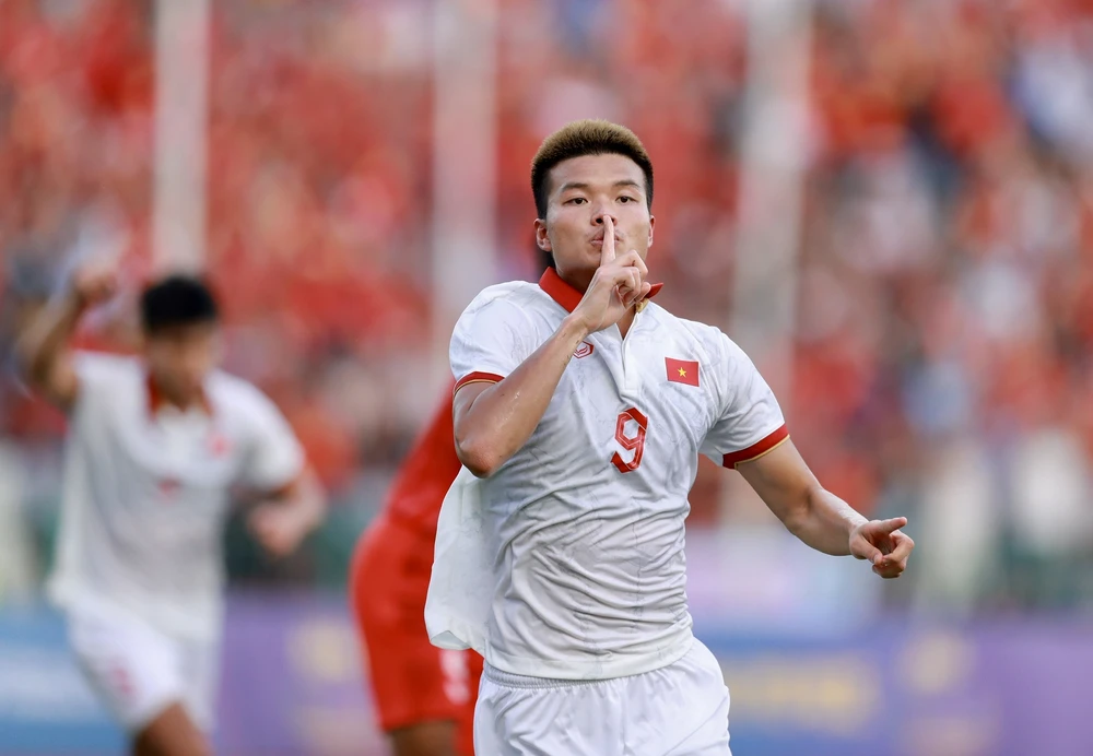 Văn Tùng có pha đánh đầu ngược đẹp mắt ghi bàn san bằng tỉ số 1-1 cho U-22 Việt Nam.