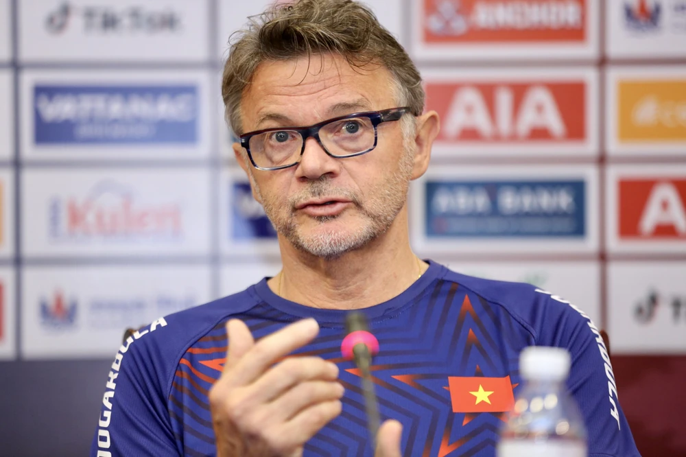 HLV Troussier trong buổi họp báo trước trận đấu.