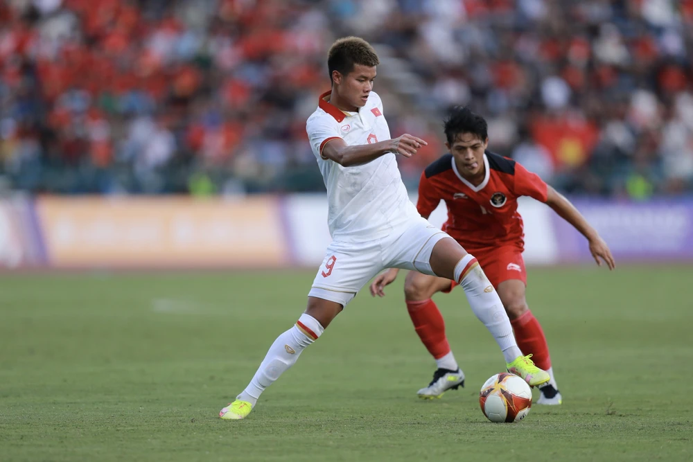 U-22 Việt Nam đang nỗ lực tìm bàn gỡ hòa.