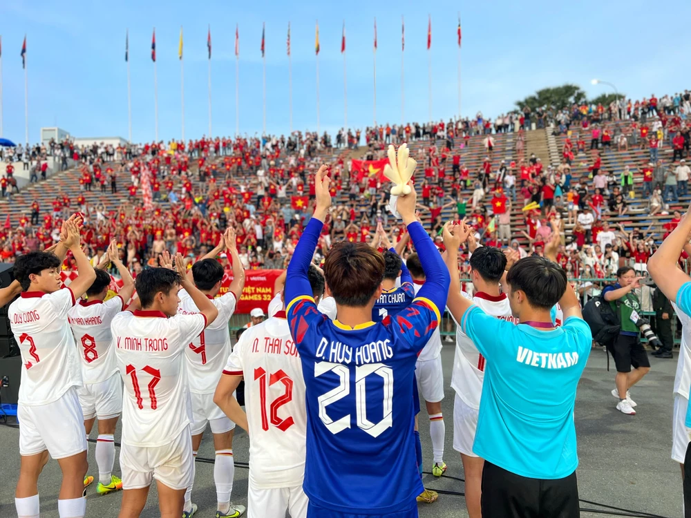 U-22 Việt Nam tri ân người hâm mộ sau trận đấu