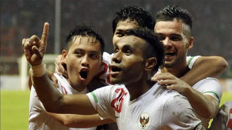 Indonesia ăn mừng bàn thắng quyết định trong chiến thắng cuối cùng của Indonesia trước Việt Nam tại SEA Games 2011. ẢNH: BOLA Indonesia ăn mừng bàn thắng quyết định trong chiến thắng cuối cùng của Indonesia trước Việt Nam tại SEA Games 2011. ẢNH: BOLA