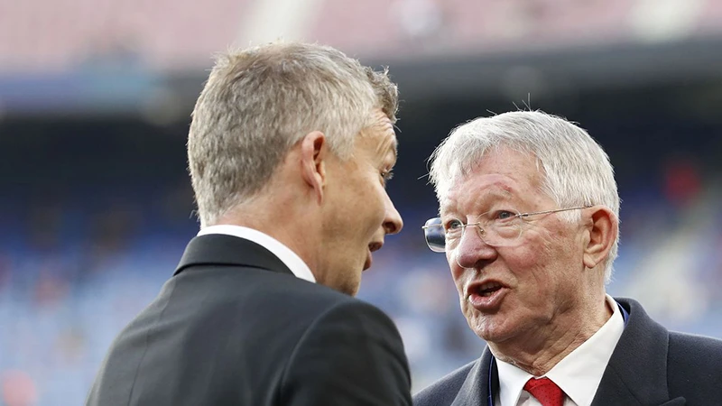 Sir Alex Ferguson vẫn đưa ra những lời khuyên cho Solskjaer khi ông thầy người Na Uy vẫn còn là HLV trưởng Man Utd. ẢNH: GETTY
