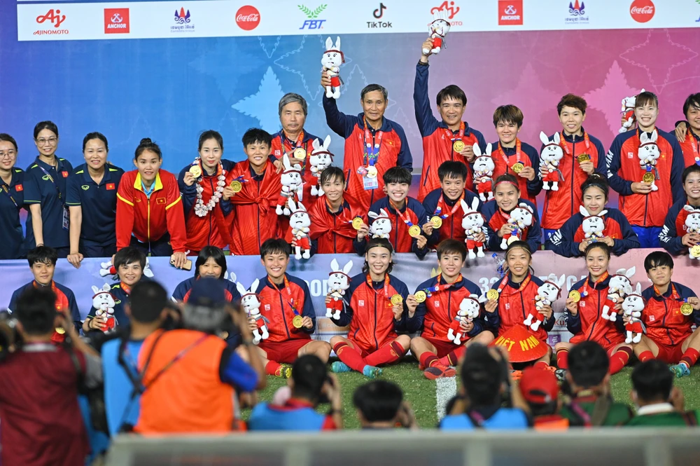 Tập đoàn Thaco cũng thưởng cho nữ Việt Nam 1 tỉ đồng.