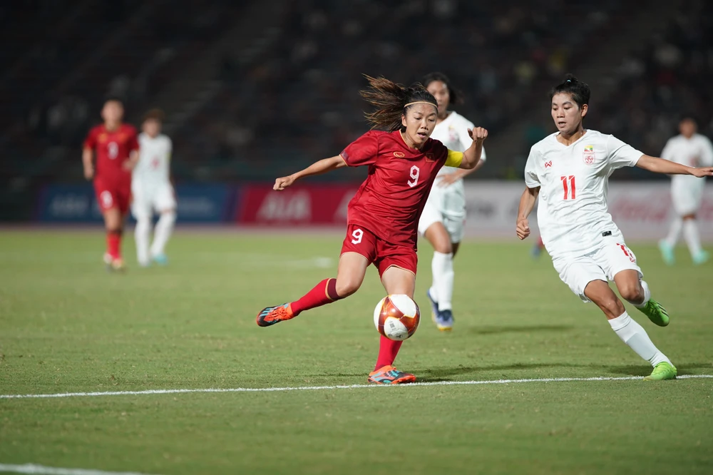 Huỳnh Như ngoặt bóng loại bỏ hậu vệ Myanmar nhưng lại trượt chân ngã.