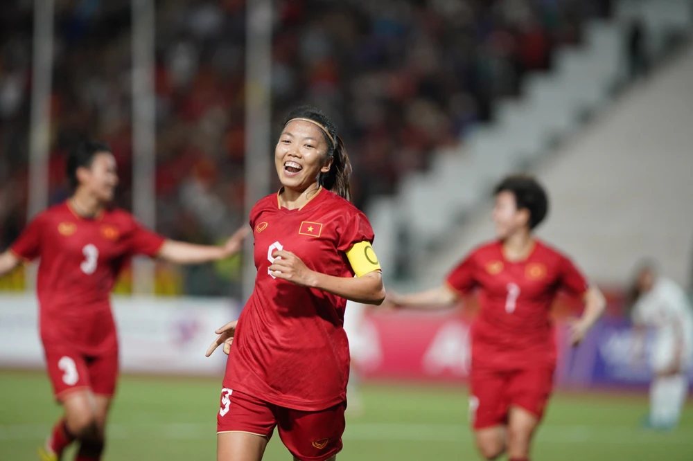 Đội trưởng Huỳnh Như ăn mừng bàn thắng mở tỉ số 1-0.