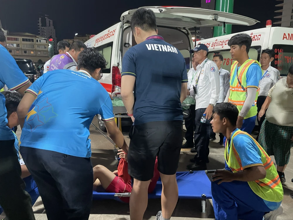Sau chấn thương, Thúy Nga được đưa lên xe cứu thương đến bệnh viện kiểm tra.