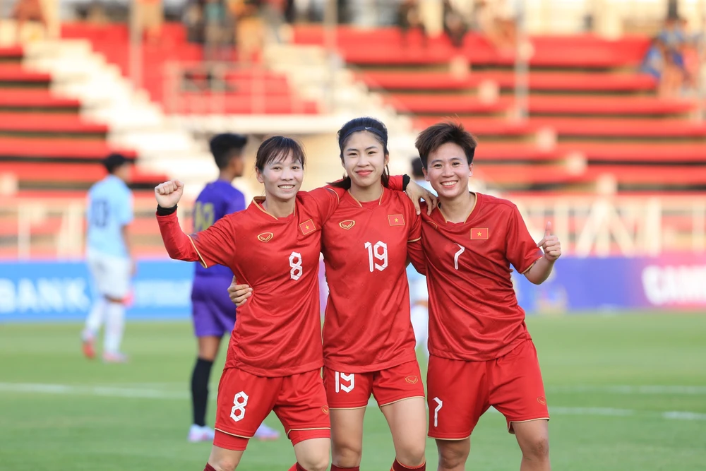 Thanh Nhã và Thùy Trang ghi hai bàn trong hiệp hai trận thắng Myanmar.