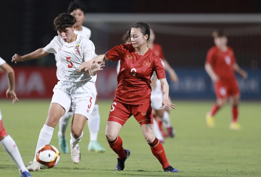 Hai đội chơi ăn miếng trả miếng rất quyết liệt.