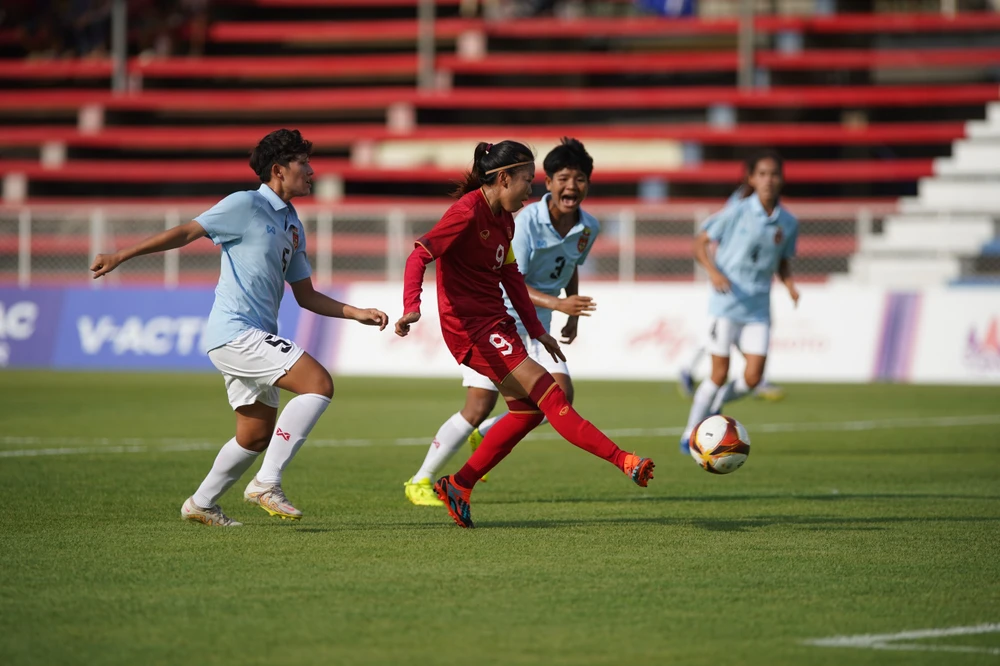 Huỳnh Như ghi bàn trong chiến thắng 3-1 của nữ Việt Nam trước Myanmar ở vòng bảng SEA Games 32.