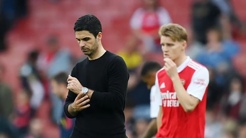 Arteta và Odeggard rất buồn sau thất bại của Arsenal trước Brighton. ẢNH: GETTY