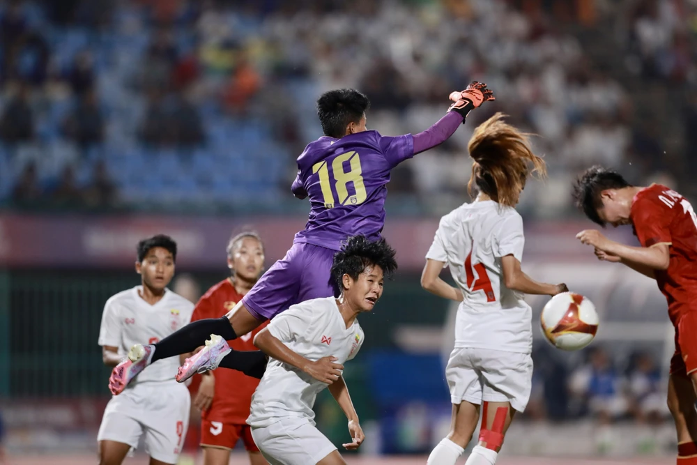 Bích Thùy đánh đầu sượt bóng.