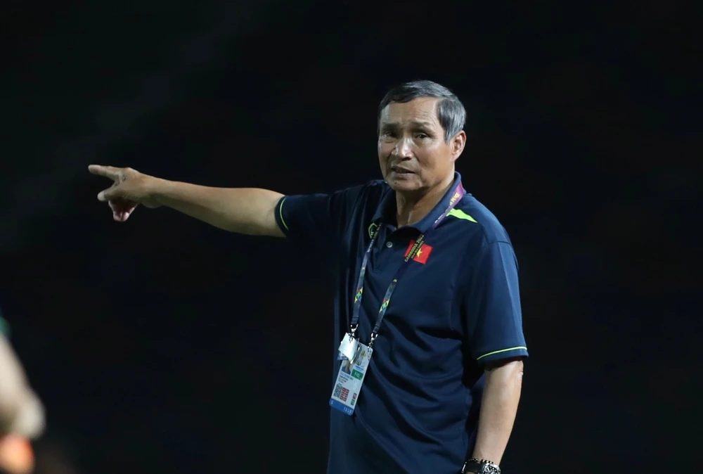 HLV Mai Đức Chung của tuyển nữ Việt Nam tại SEA Games 32.